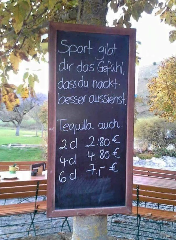 Tafel mit Aufschrift: „Sport gibt dir das Gefühl, dass du nackt besser aussiehst- Tequila auch“ Dann folgen die Preise für Tequila.