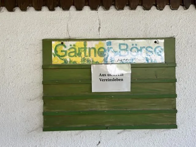 Leere Schautafel eines Gartenvereins mit Schild „aus dem Vereinsleben“