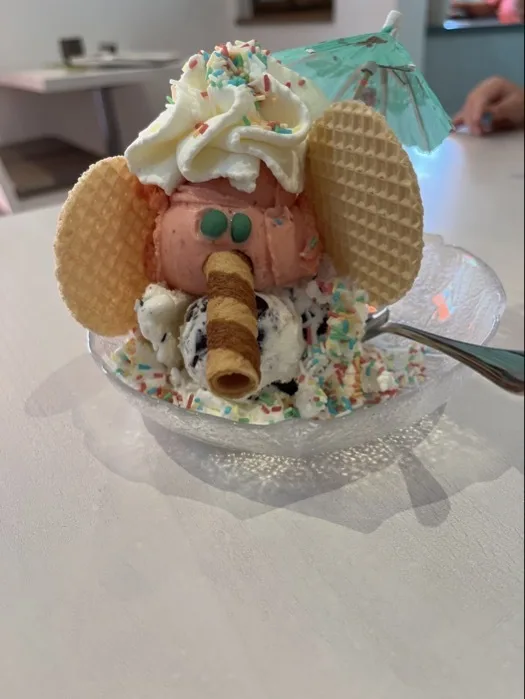 Ein Kinder Eisbecher, Benjamin Blümchen: Elefant aus Eiskugel mit Ohren aus Waffeln und einem Waffel rüssel