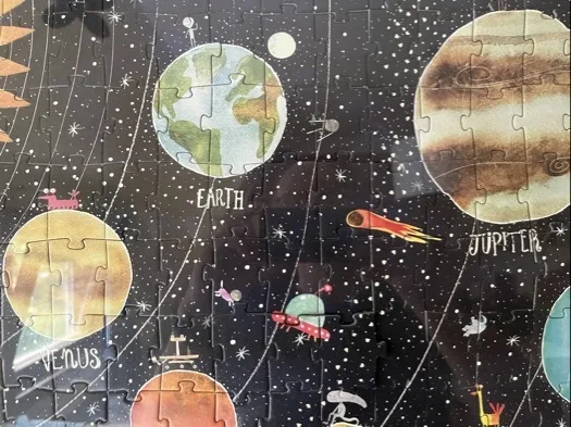 Puzzle unter Glas mit Sonne und acht Planeten