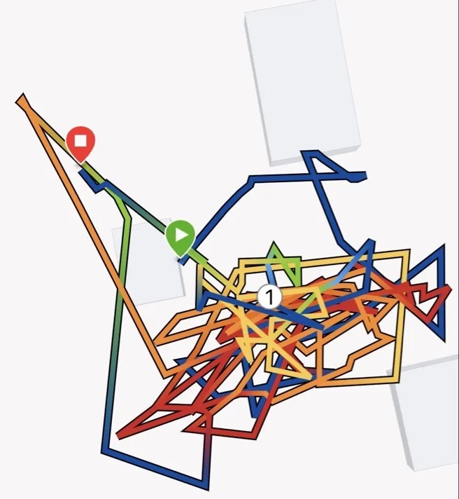 GPS-Tracking der Route beim Rasen mähen auf einem kleinen Rasenstück.