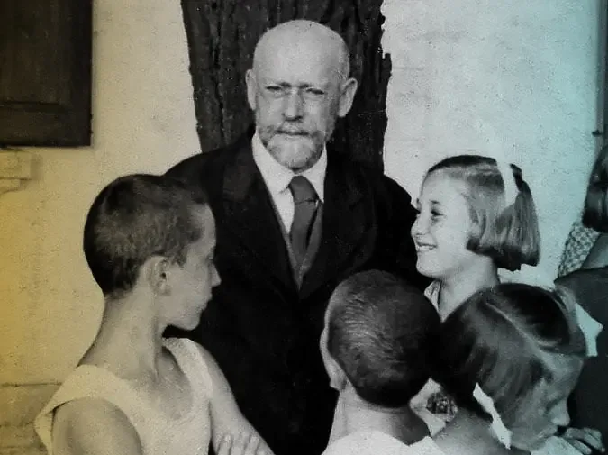 Fotografie von Janusz Korczak und Kindern