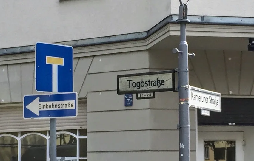 Verkehrsschilder Sackgasse und Einbahnstraße für ein und dieselbe Straße